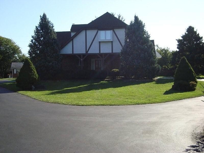 2nd image of 823 S Cedar Crest Blvd