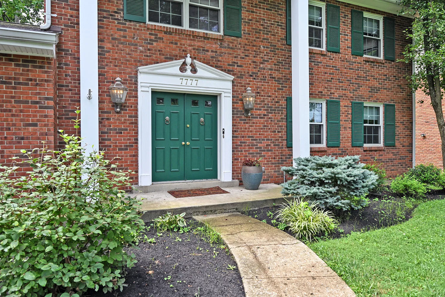 4 bed, 3.5 bath, 2800 sqft, $3,950 — Photo 2