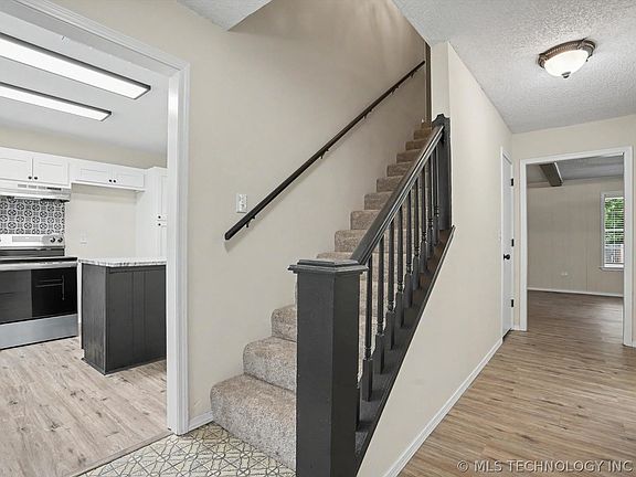 2nd image of 1009 N Forest Pl