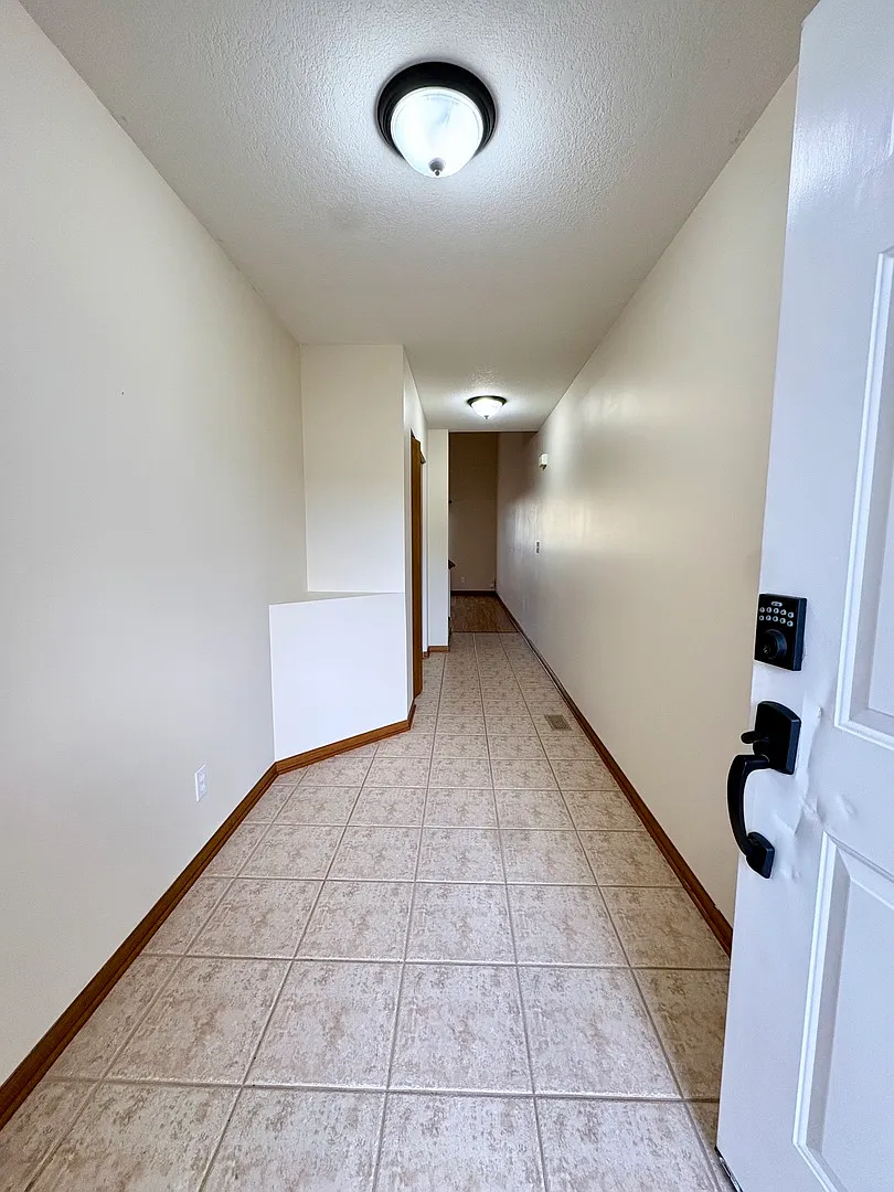 2 bed, 2.5 bath, 1747 sqft, $2,200 — Photo 2