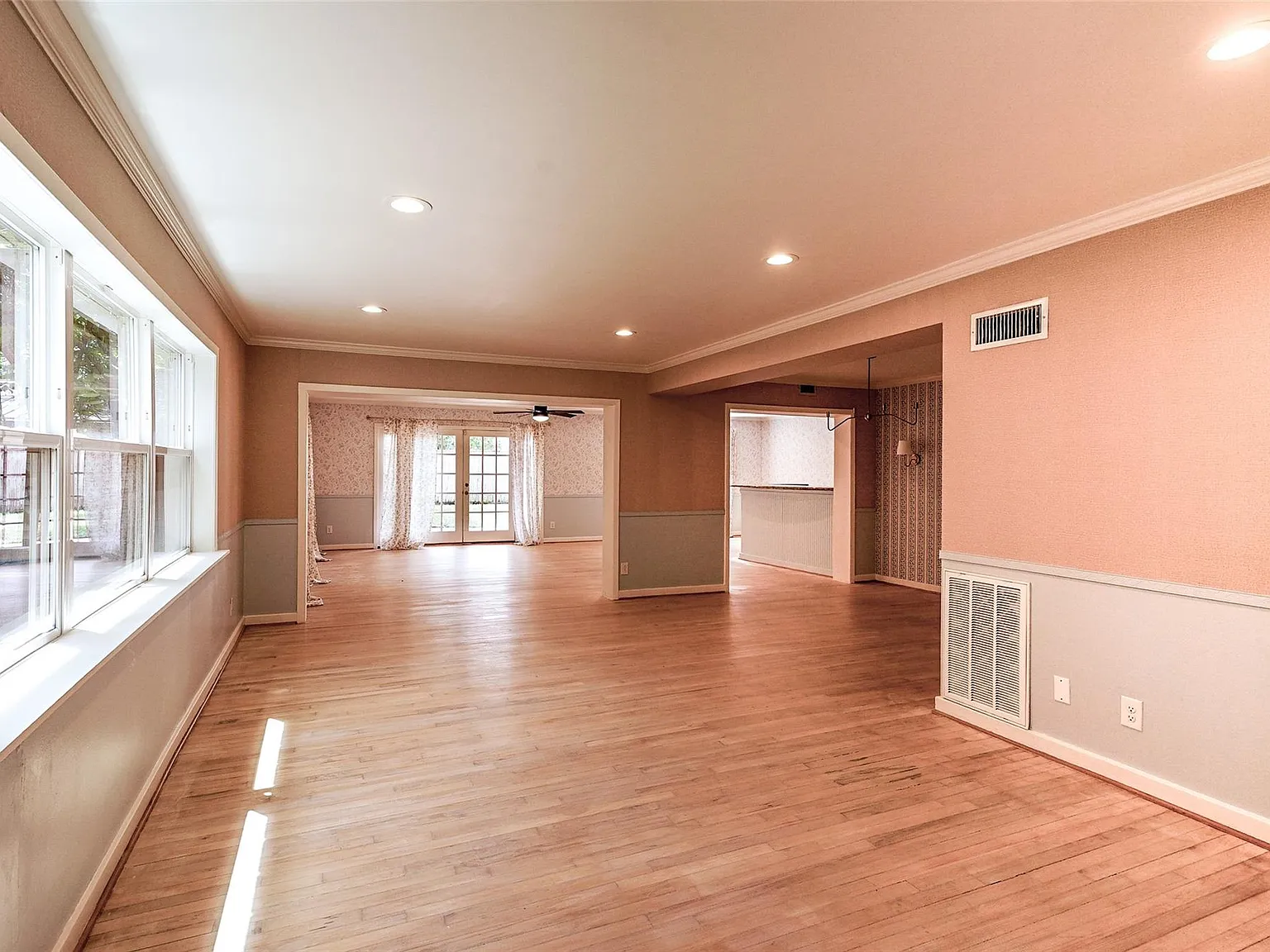3 bed, 3.0 bath, 2846 sqft, $4,500 — Photo 3