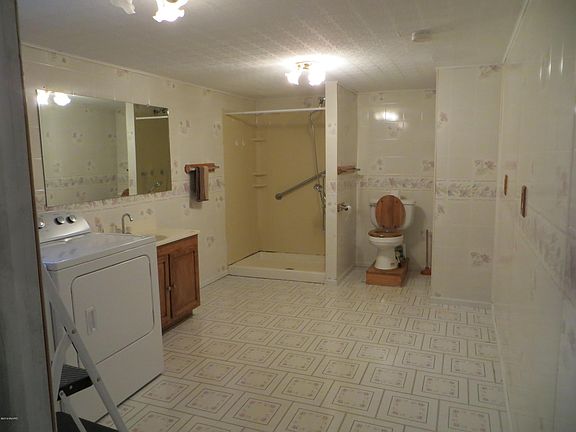 2nd image of 123 Clay St