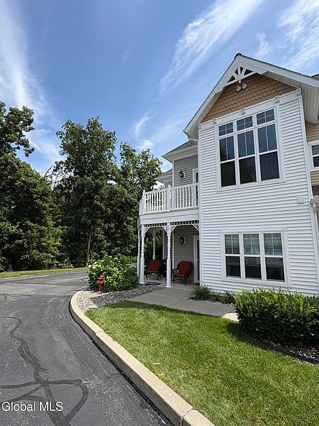 2nd image of 404 Kelly Circle