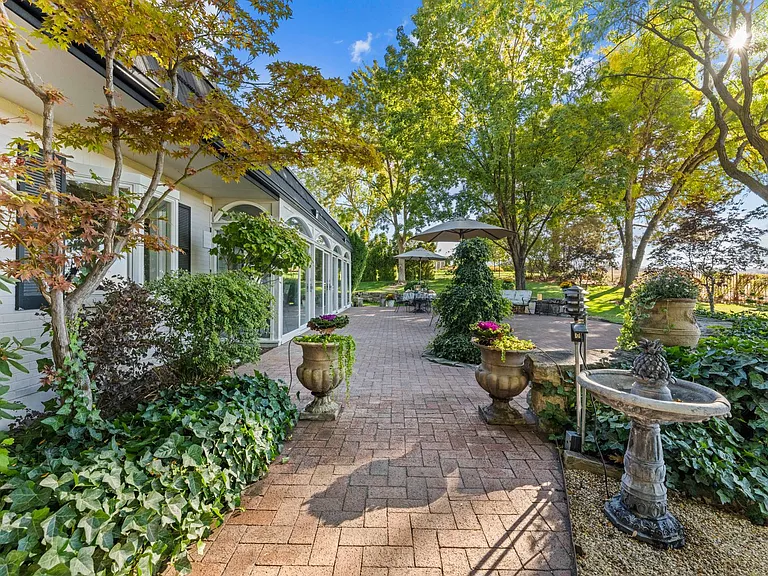 990 W Parkhill Dr — Photo 92