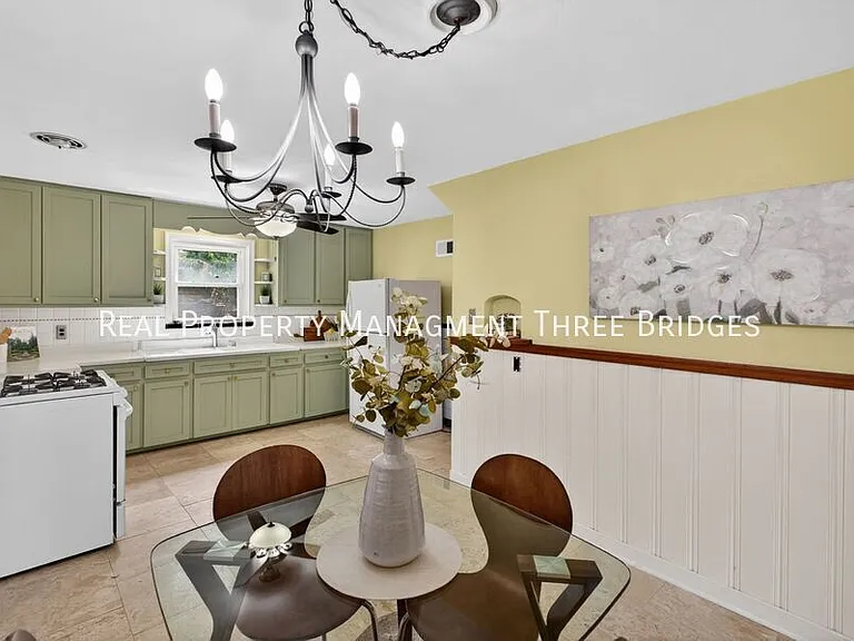 130 S Barat Ave — Photo 14