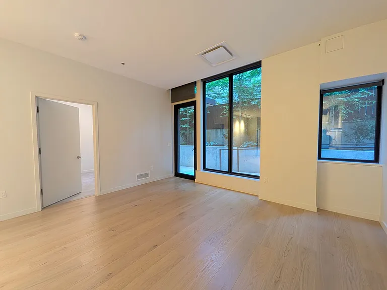 2871 SE Division St — Photo 9