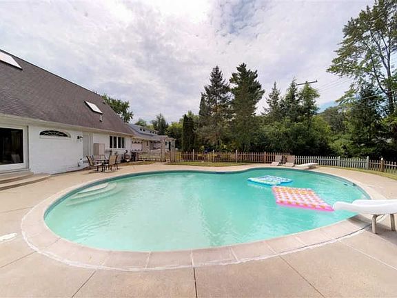 5th image of 36141 Eaton Dr