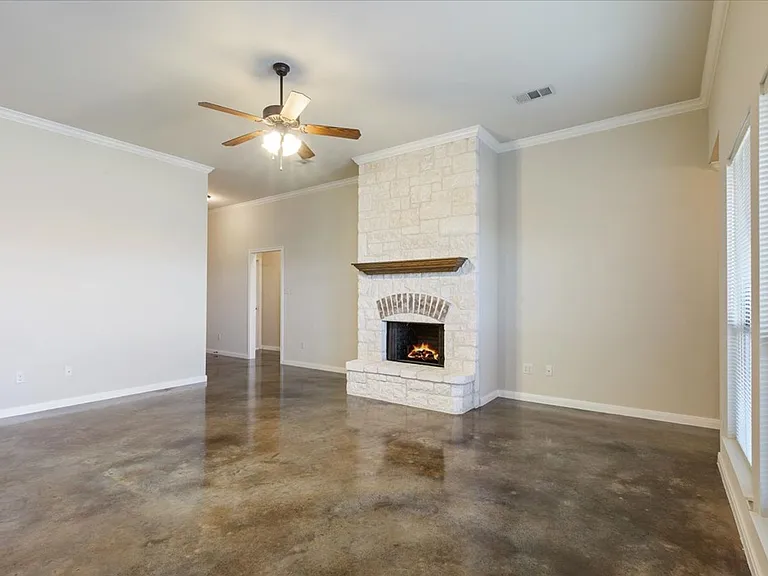621 Monticello Cir — Photo 8