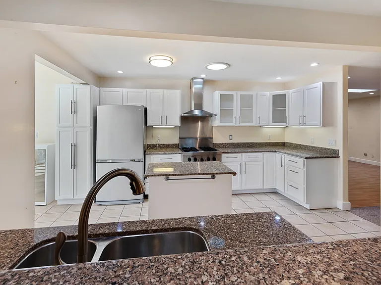 12504 Saratoga Ave — Photo 7