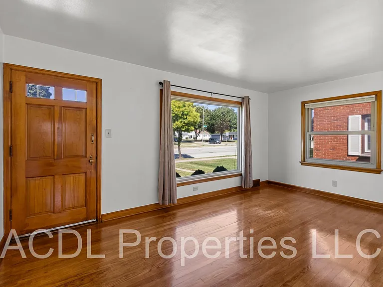 8215 W Burleigh St — Photo 15