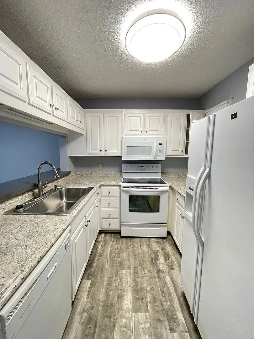 Updated, spacious 4br 2ba condo within walking distance to campus, parking included! — Photo 3