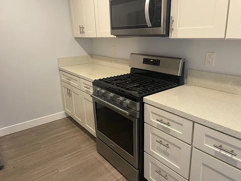 500 N Clementine St — Photo 2