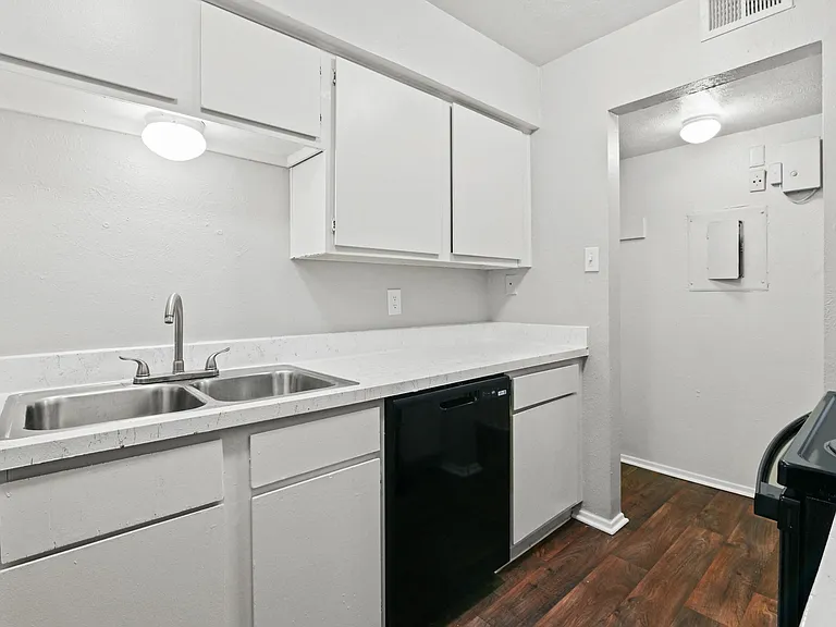 The Summit Apartments — Photo 30