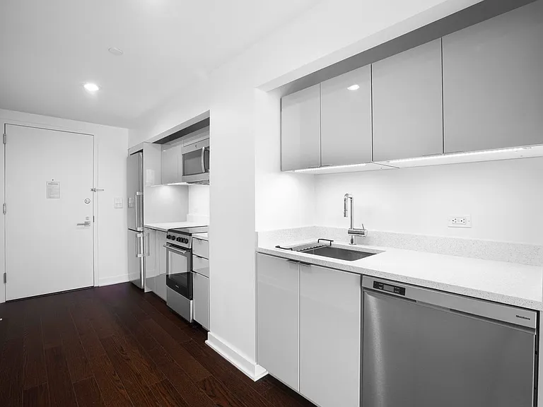 400 W 113th St #310 — Photo 1