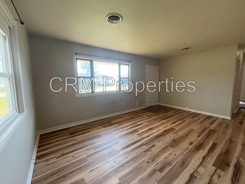 4 bed, 1.0 bath, 975 sqft, $1,200 — Photo 4