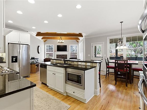 4th image of 810 Ravenstone Way