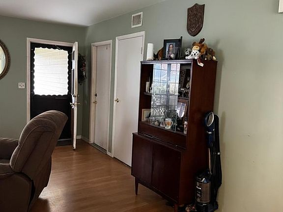 4th image of 268 Edinburgh Drive