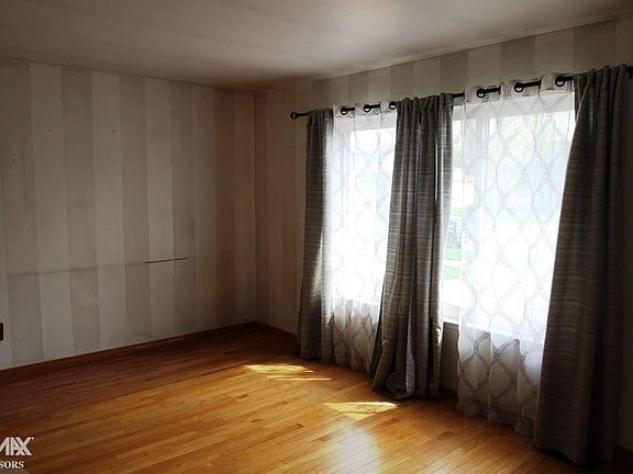 4th image of 18090 N Oak Dr