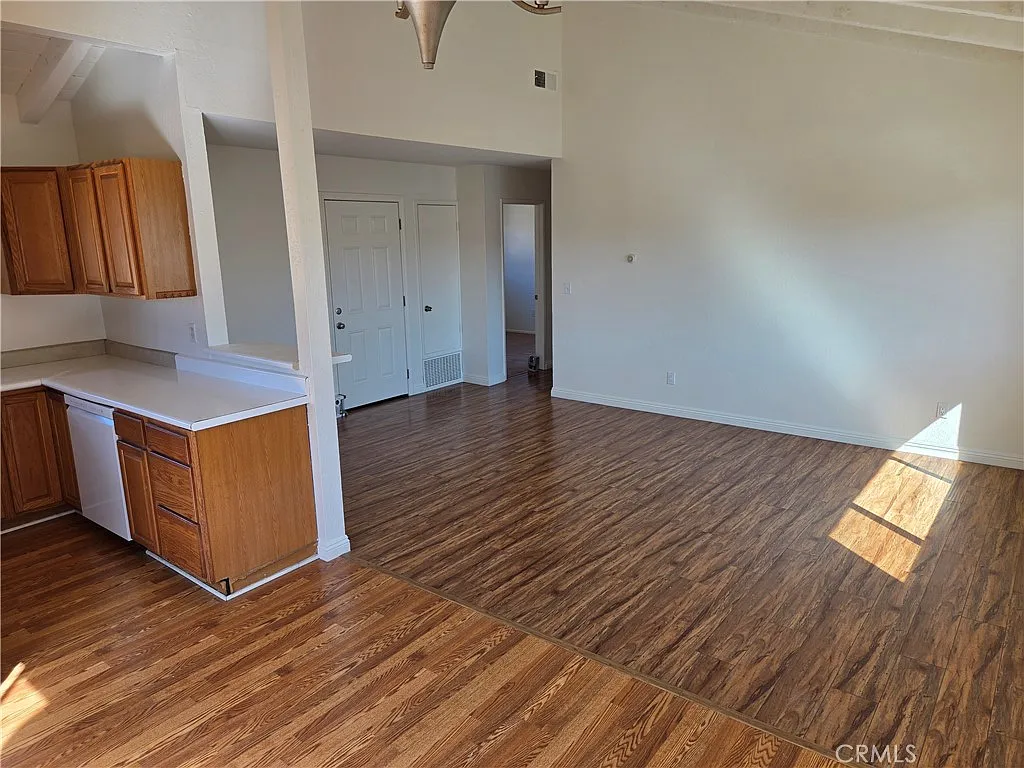 3 bed, 1200 sqft, $4,000 — Photo 4