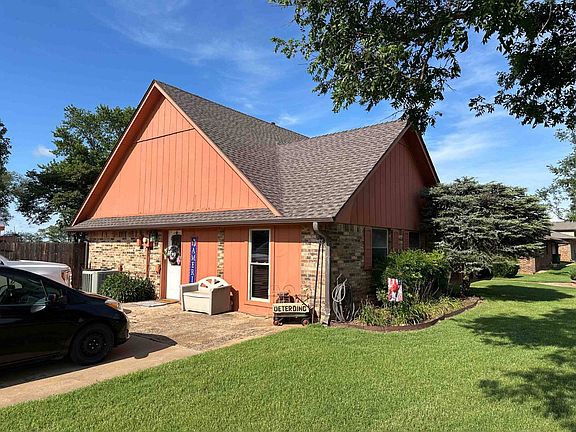 3rd image of 402 E Riverview Dr