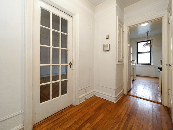 Foyer w/2 closets