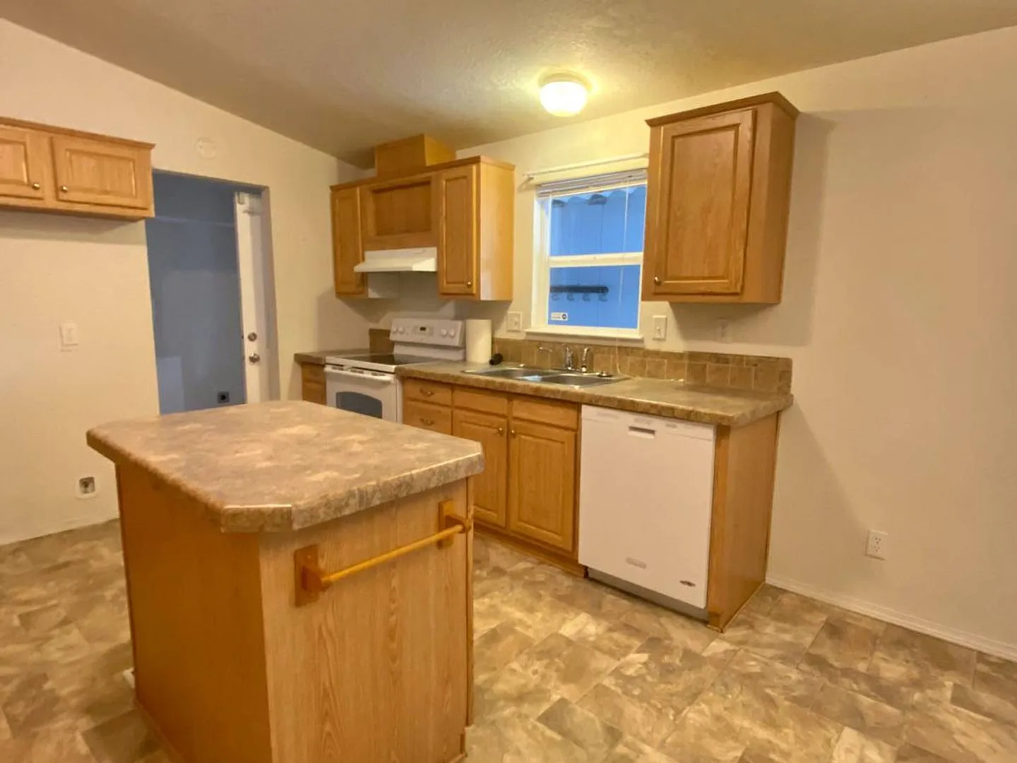 4 Bedroom in a 55+ Community in Winston! — Photo 3