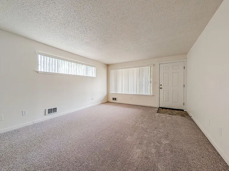 15901 Manor Way — Photo 4