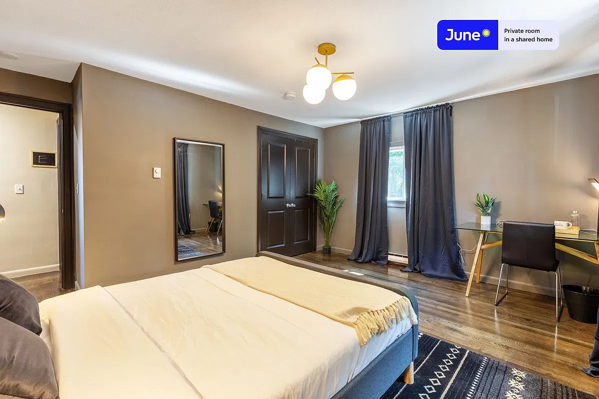 Queen bedroom in 6 bed/4 bath home in Brighton #207 D — Photo 2