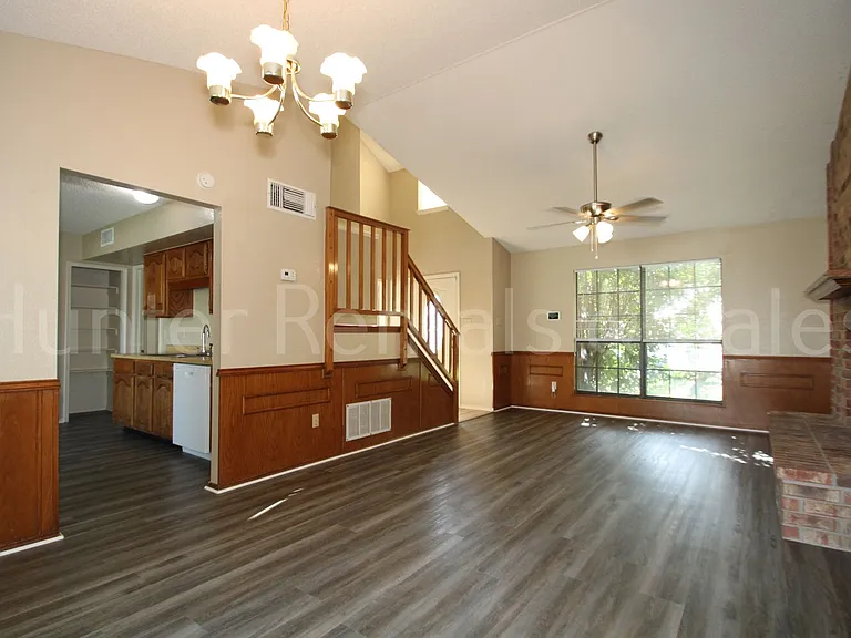 1905 Meadowbrook Dr — Photo 3