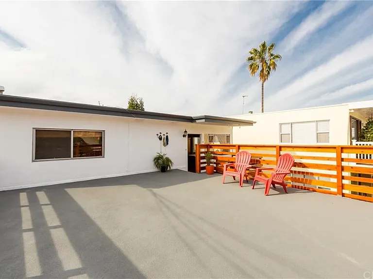 Exclusive use deck accessible from front door