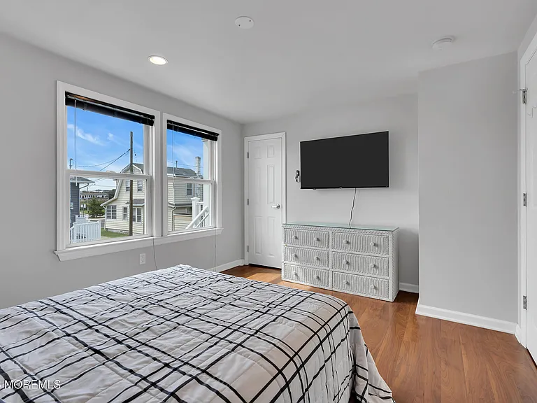 27 Arnold Ave — Photo 37