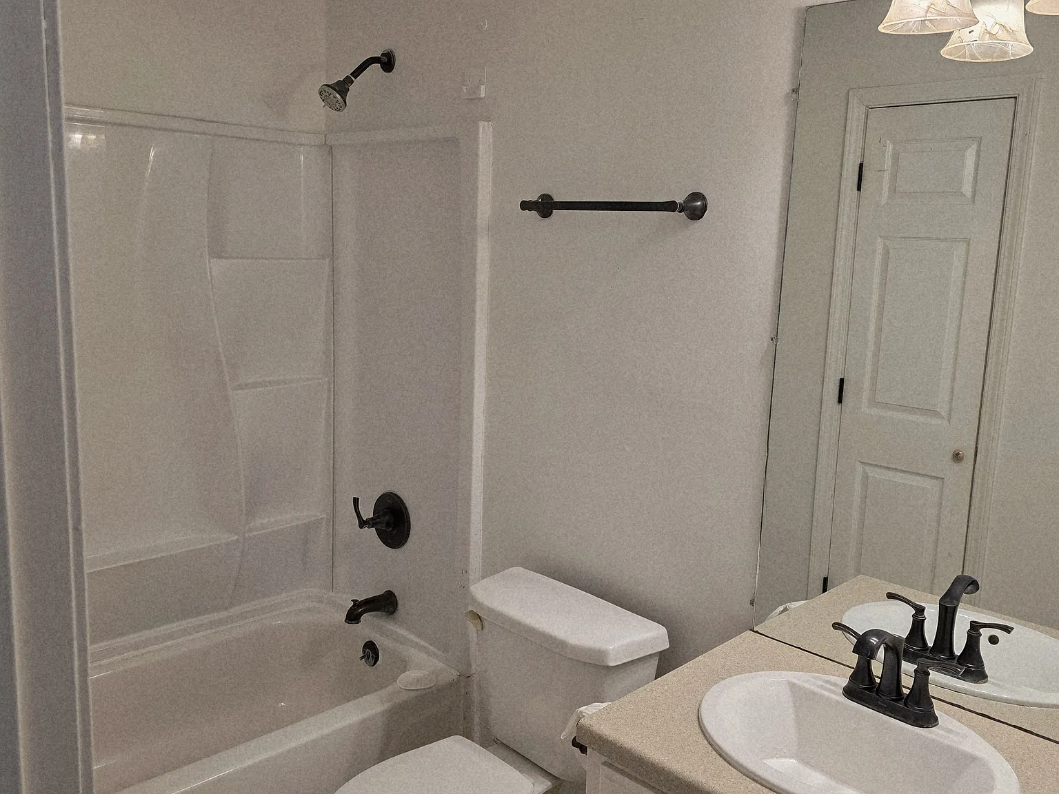 3 bed, 984 sqft, $1,300 — Photo 4