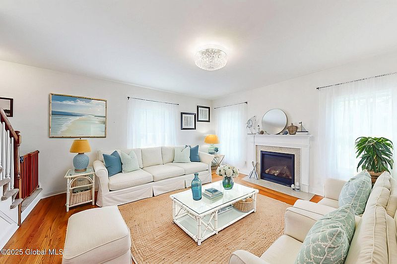 3rd image of 113 Fieldstone Drive
