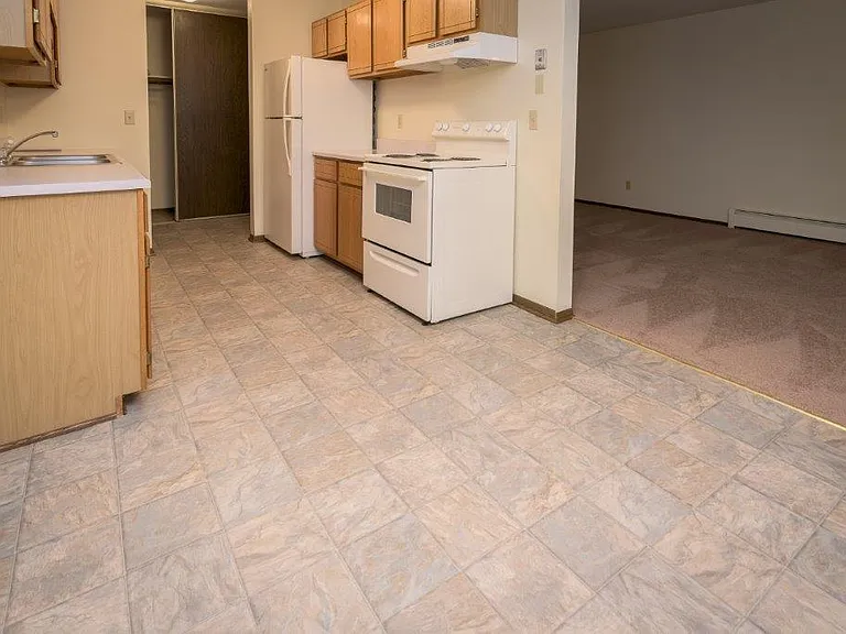Silver Oaks Court Apartments — Photo 17
