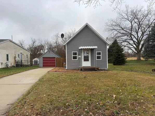 1128 1st Ave SW, Oelwein, IA 50662