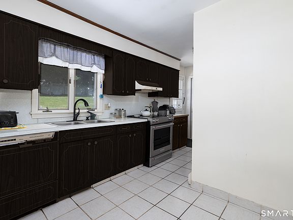 5th image of 33 Maplewood Street