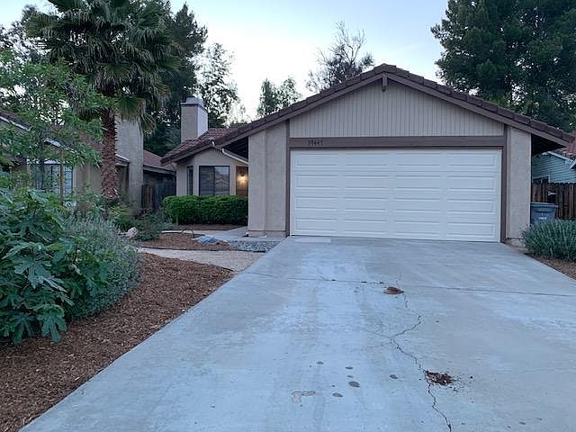 1st image of 39447 Oak Cliff Dr