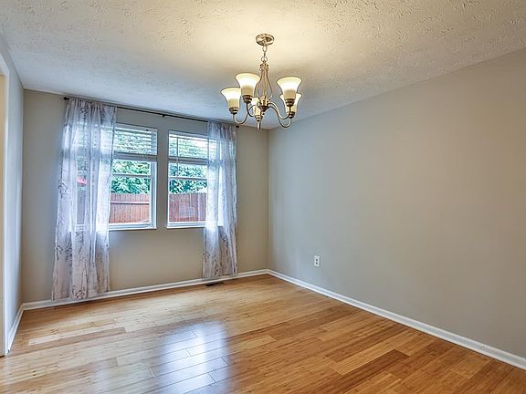 5th image of 997 Woodlyn Dr N