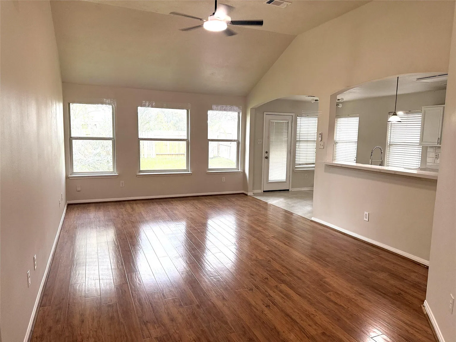 3 bed, 2.0 bath, 1418 sqft, $2,050 — Photo 2