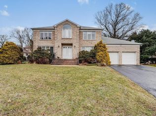 32 Mohawk Ln, Manalapan, NJ 07726