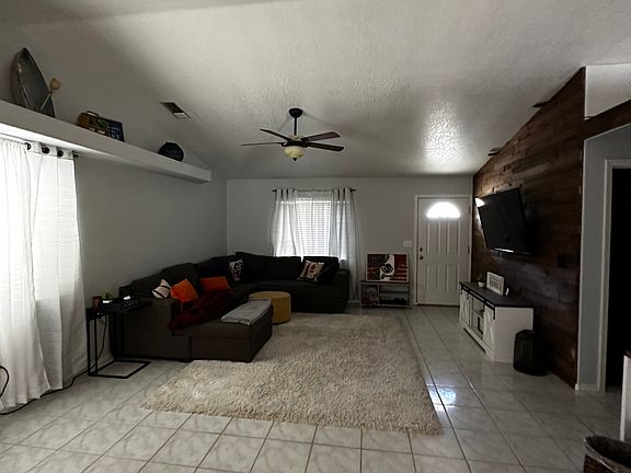 4th image of 640 Desert View Dr