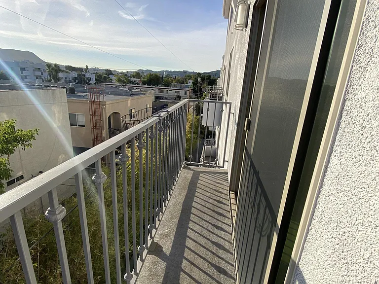 5232 Satsuma Ave #302 — Photo 10