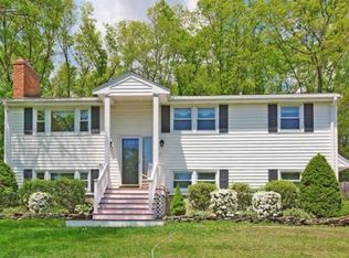 1 Donna Ln, Burlington, MA 01803