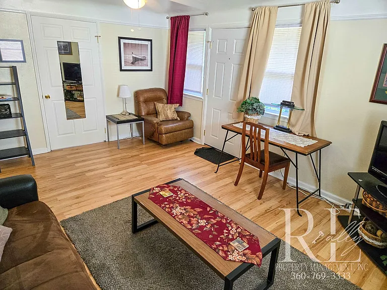 1217A Burwell St — Photo 2