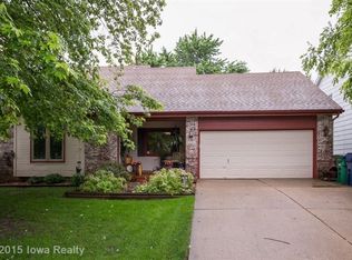 7053 Hickory Ln, Urbandale, IA 50322