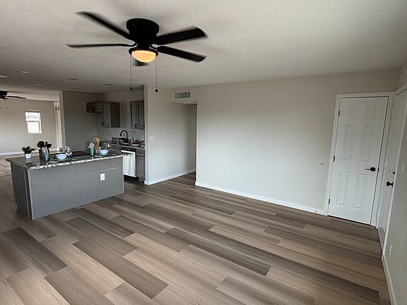 5th image of 902 E 8th Ave