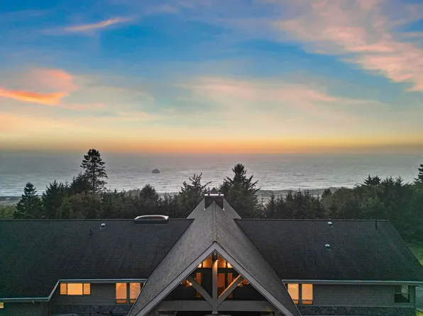 300 Spyglass Rd, Smith River, CA 95567