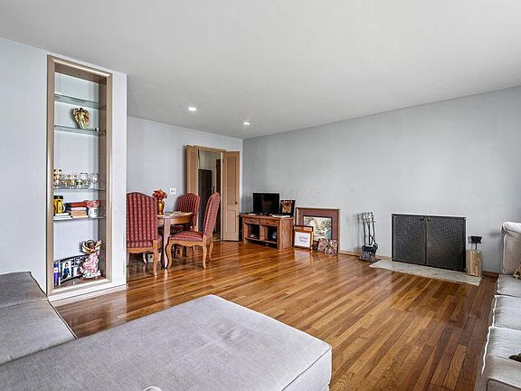 4th image of 5844 Effingham Rd