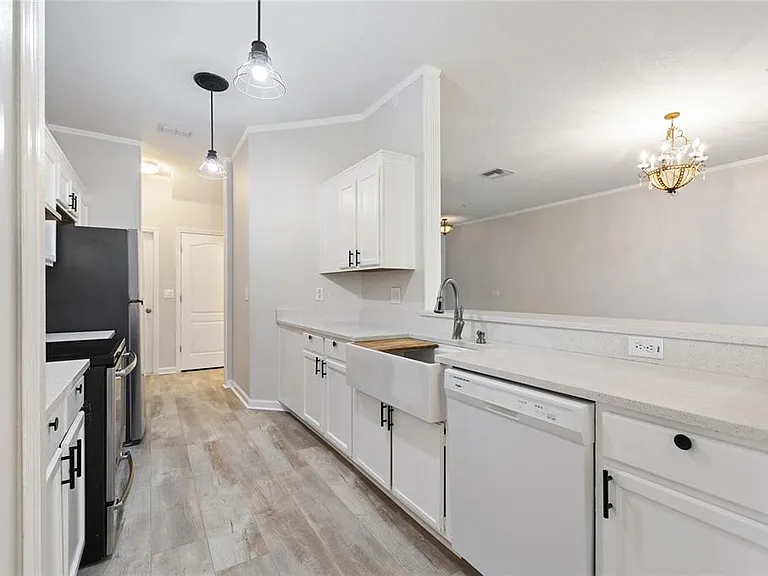 1220 Priory Cir — Photo 20