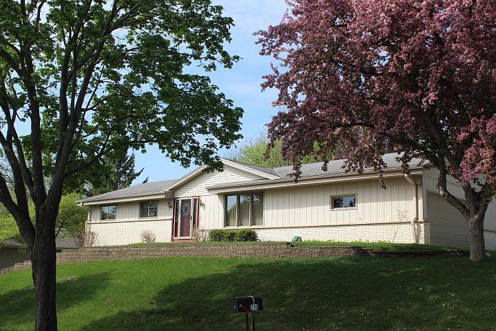 1st image of 200 Crestwood Dr
